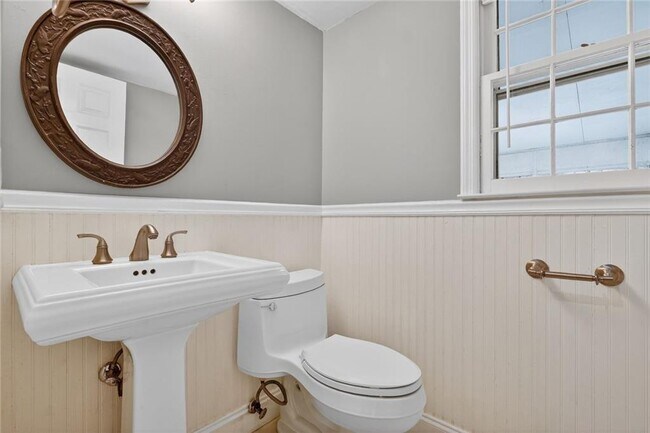 Building Photo - 5340 Tally Green Dr