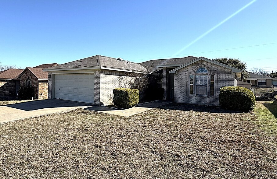 Primary Photo - 208 Rodeo Cir