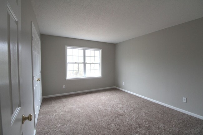 Building Photo - Lovely renovated 3 bedroom 2 Bath home in ...