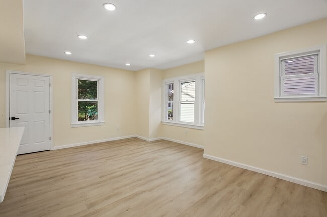 Building Photo - 4 Lincoln Pl