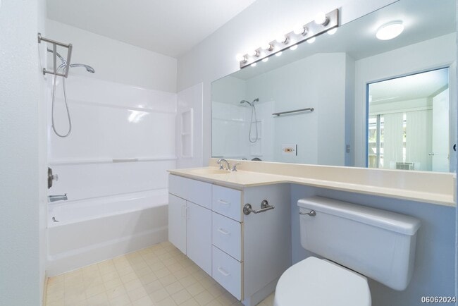 Building Photo - Cozy Ground Floor 1BR/1BA/1PKG unit in Sun...