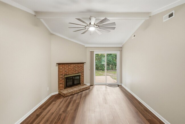 Building Photo - Renovated Ranch on a Quiet Cul-de-Sac with Vaulted Ceilings & Private Backyard