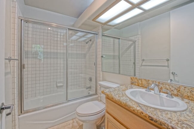 Building Photo - Remodeled Corner 3+2 Unit with Luxury Finishes Near Century City & Westwood