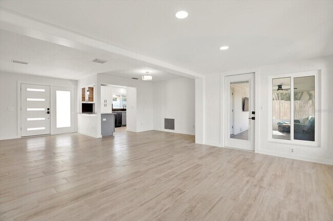 Building Photo - 1346 Hill Dr