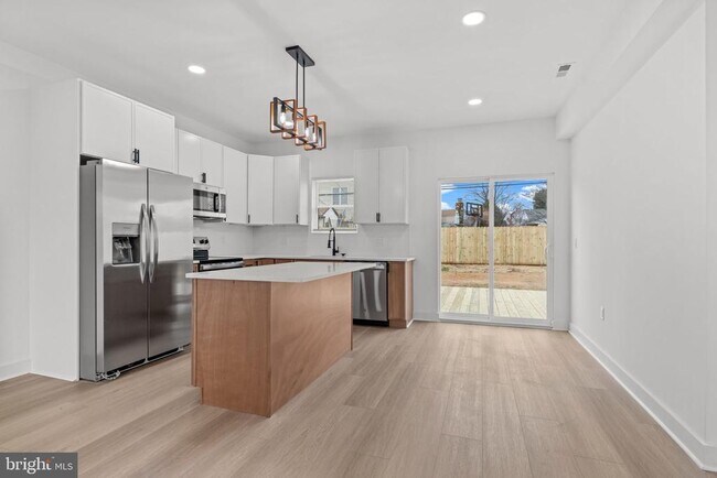 Building Photo - 12 Stonybrook Dr