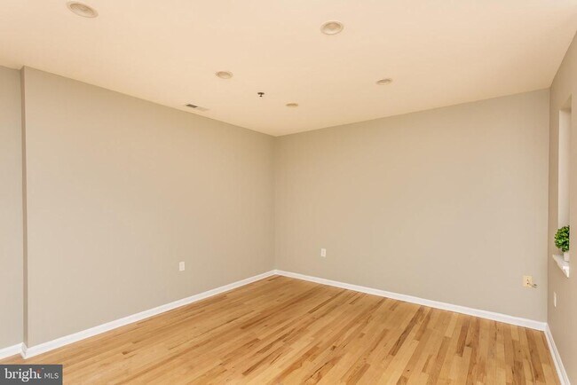 Building Photo - 553 McManus Way