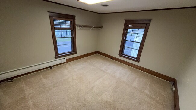 Building Photo - Spacious top floor 4 bed 1 bath by UWEC!