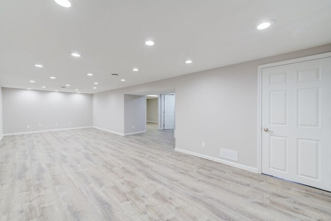 Building Photo - 3 bedroom 2 bath house with attached garage.