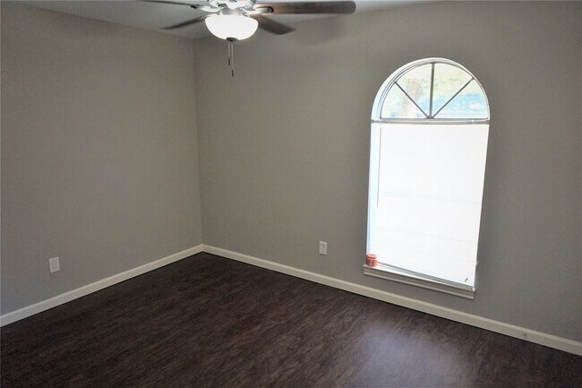 Building Photo - 2727 Tinechester Dr