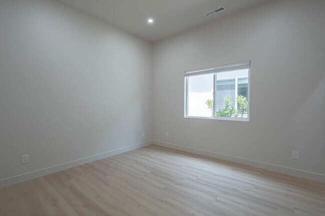Building Photo - 987 Harcourt Ave