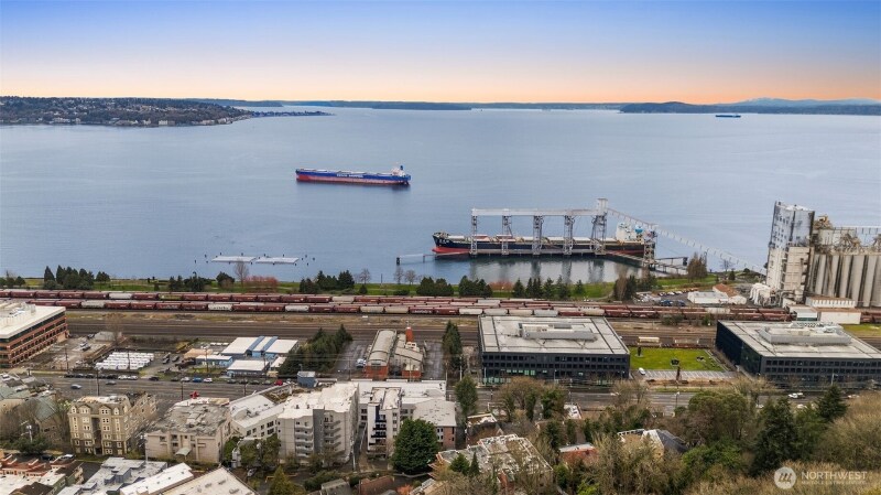 Building Photo - 617 W Mercer Pl