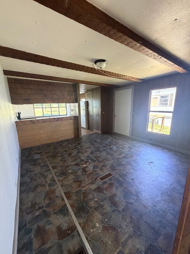 Building Photo - Rural setting - 2 bed 1 bath