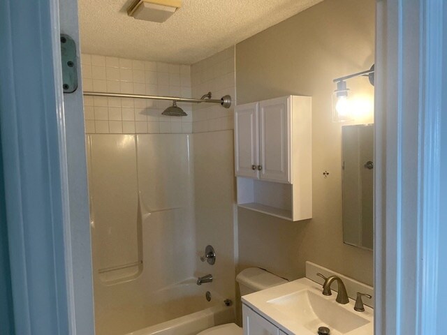 Building Photo - 26 E Meadow Ln