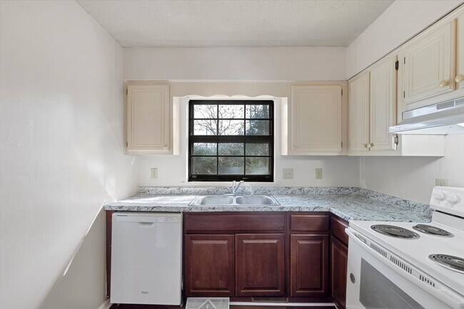 Building Photo - Spacious 4 Bed / 2 Bath Home