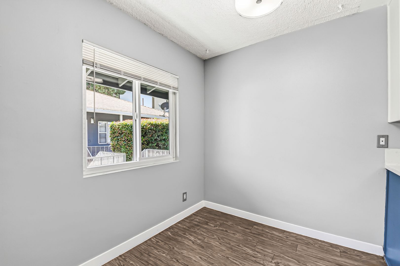 Building Photo - 539 E 11th St