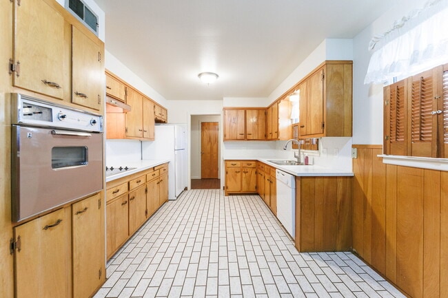 Building Photo - Remodeled throughout, 3/2/1