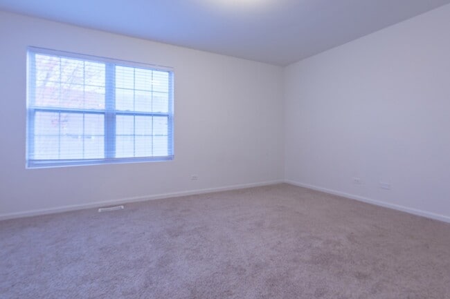 Building Photo - 261 Springbrook Trail S