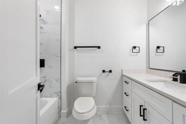 Building Photo - 4231 Westlake Dr