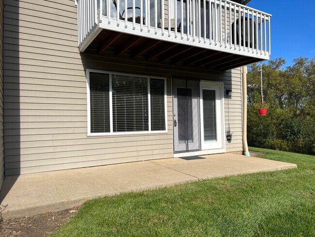 Building Photo - 320 Crestview Dr