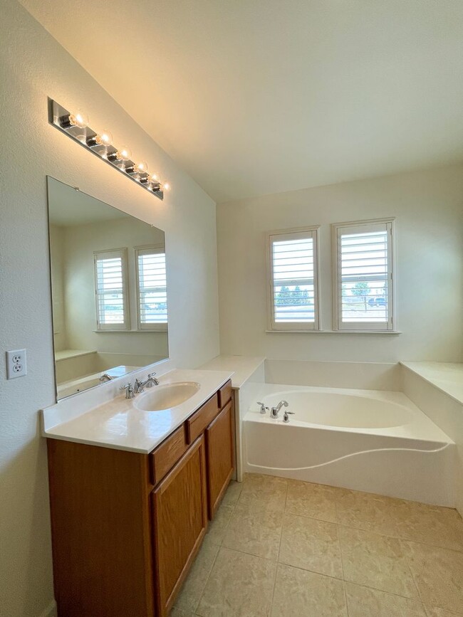 Building Photo - Great 3 bedroom 3 bath home