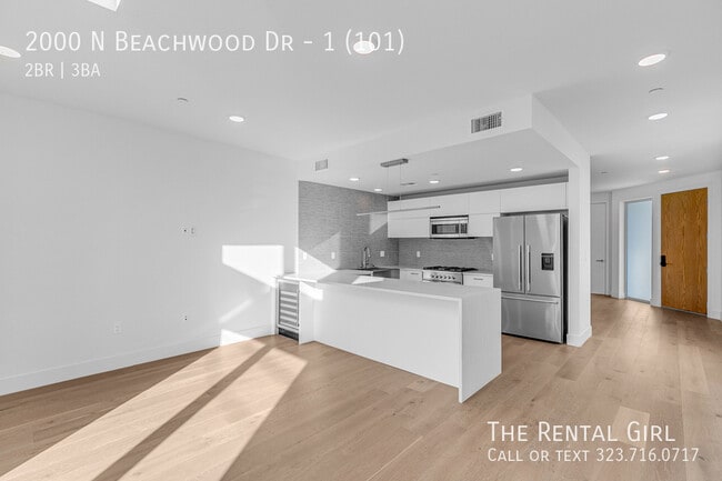 Building Photo - 2000 Beachwood Dr