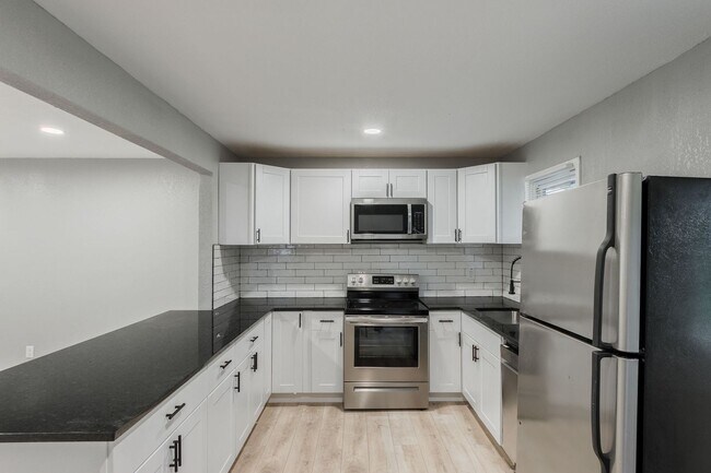 Building Photo - Spacious 4-Bed / 2-Bath Home – Half month ...