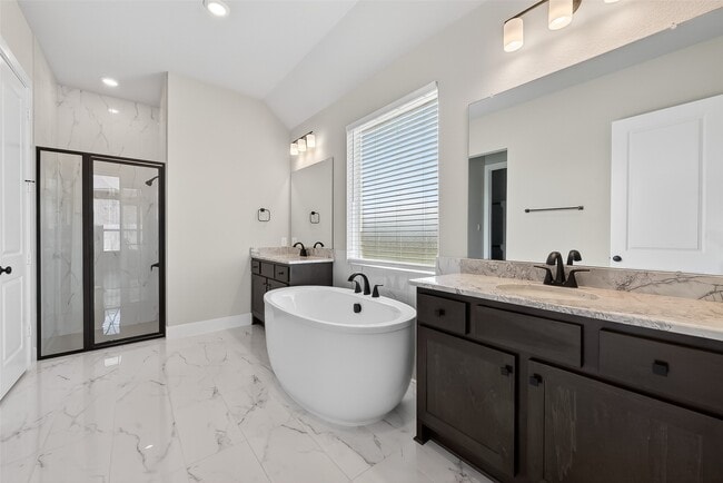 Building Photo - 2022 Serene Spgs Dr