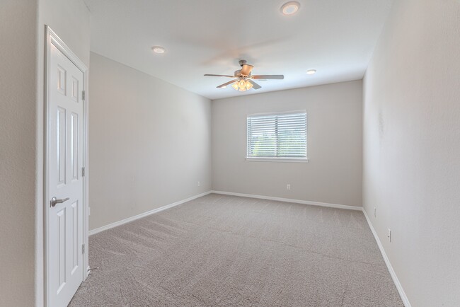 Building Photo - 6 Winter Thicket Pl