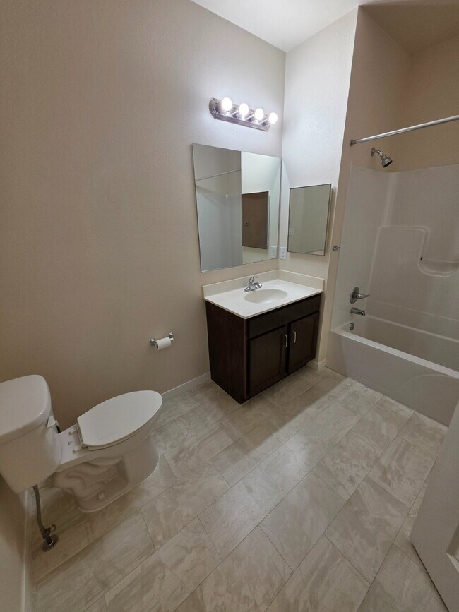 Building Photo - 2 Bedroom | 1 Bathroom 3rd Floor Apartment...