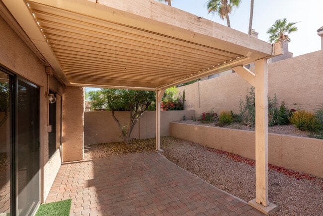 Building Photo - 1656 N Sierra Vista Dr