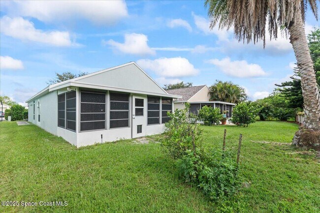 Building Photo - 2165 Redwood Cir