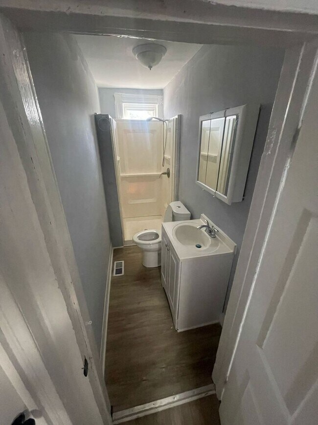 Building Photo - Three Bedroom One Bathroom Ready For ASAP Move In