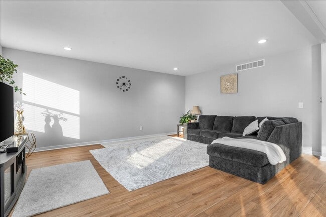 Building Photo - 9805 Newburgh Rd