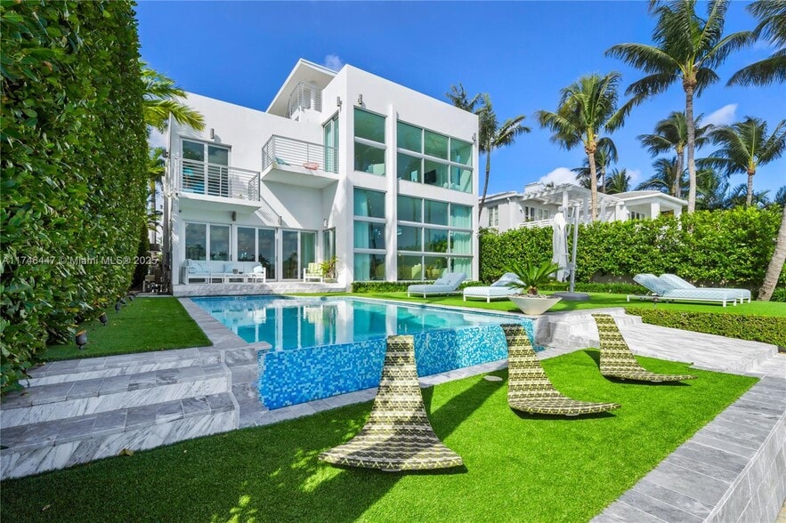 Building Photo - 1061 N Venetian Dr