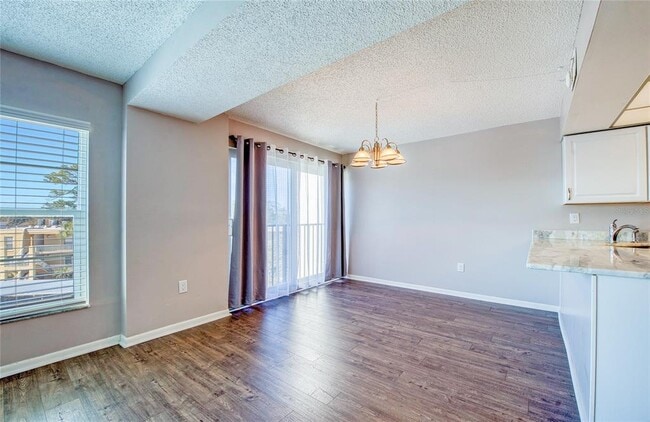 Building Photo - 225 Country Club Dr