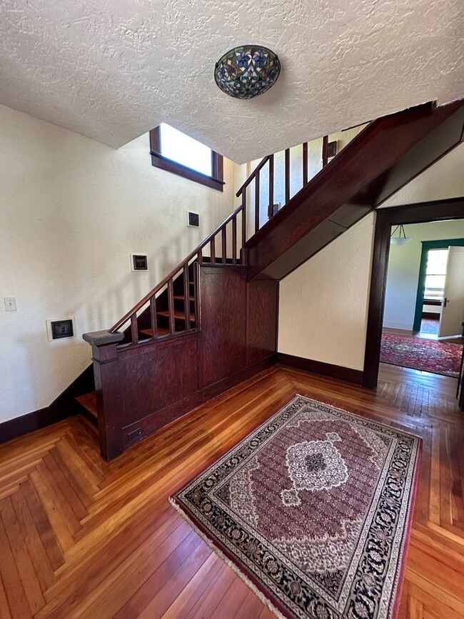 Building Photo - 4 Bedroom Home Just Outside Of Albany With Plenty Of Parking.