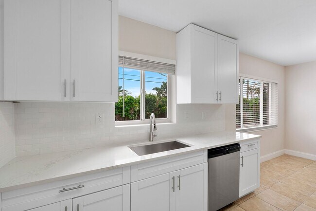 Building Photo - Spacious 3BD/2BA Home