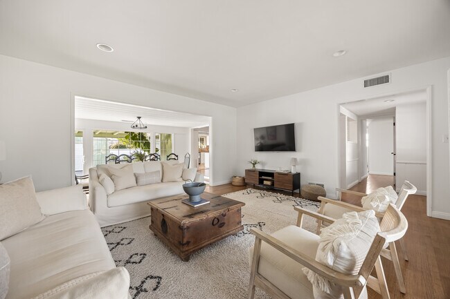 Building Photo - 2510 Santiago St