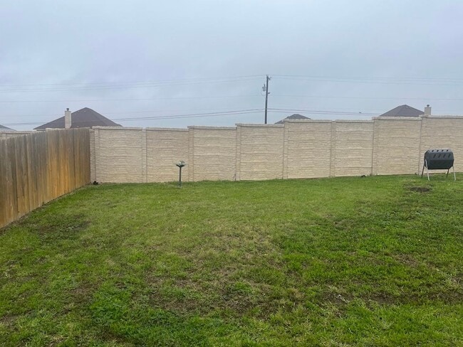 Building Photo - 4 bedroom 2 bathroom house! HOUSING ACCEPTED!
