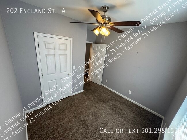 Building Photo - 202 England St