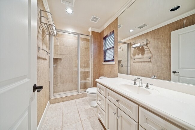 Building Photo - 2024 Vermont St