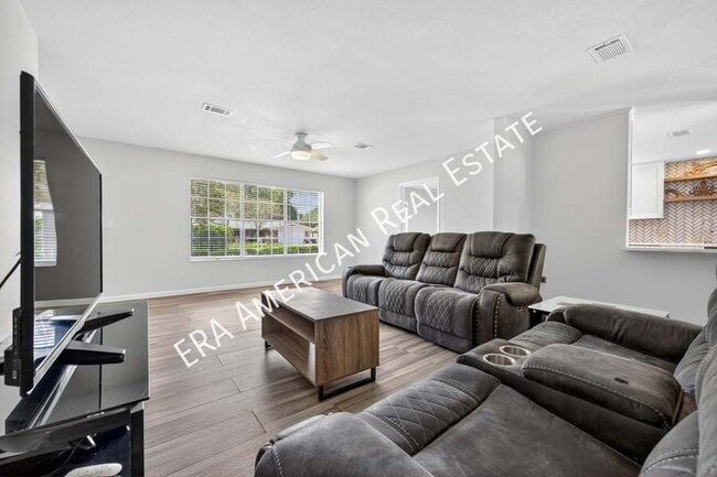 Building Photo - 614 Merioneth Dr NE