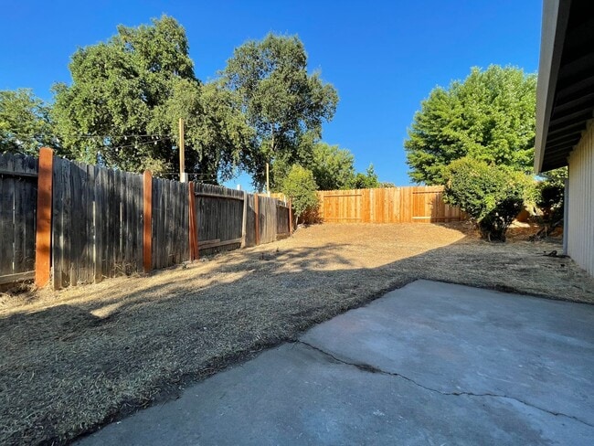 Building Photo - Move-In Ready 2-Bedroom Duplex with Modern...