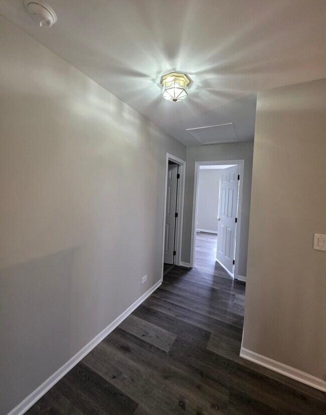Building Photo - 675 Fieldcrest Dr