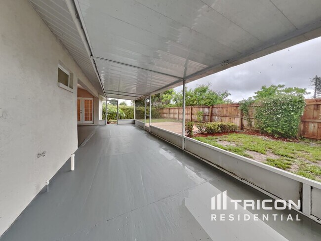 Building Photo - 1761 Banyan Dr