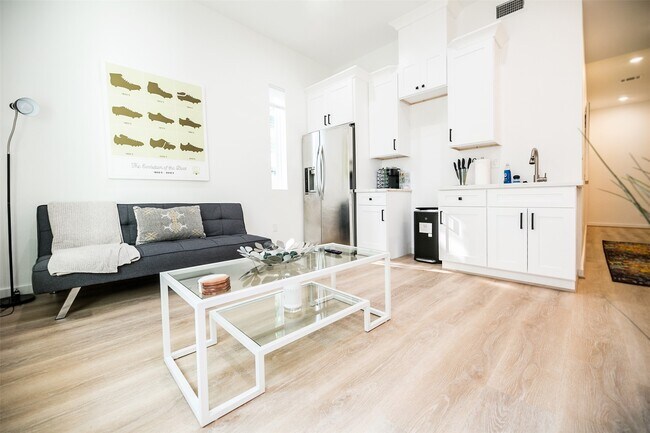 Building Photo - 4303 Chester St