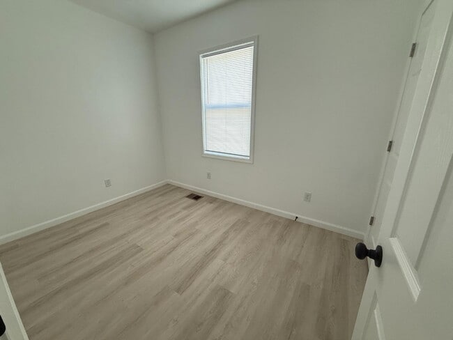 Building Photo - 705 E Riverside Dr