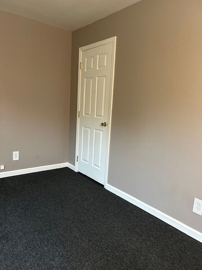 Building Photo - 3 bedroom 3 bathroom