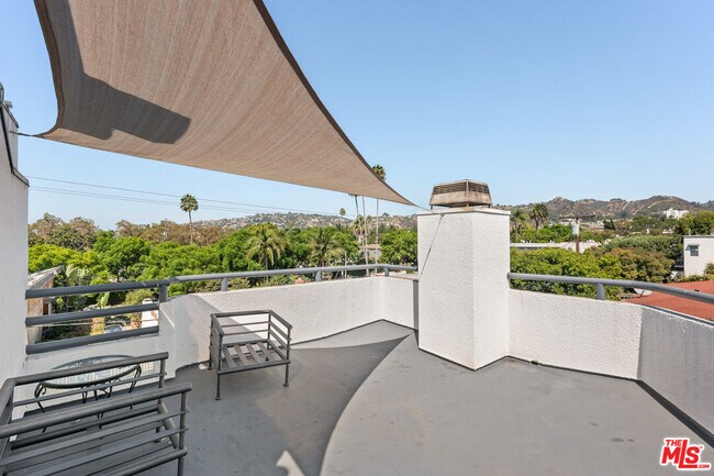 Building Photo - 1131 N Formosa Ave