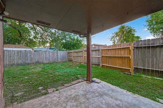 Building Photo - 3906 Glen Cove Cir